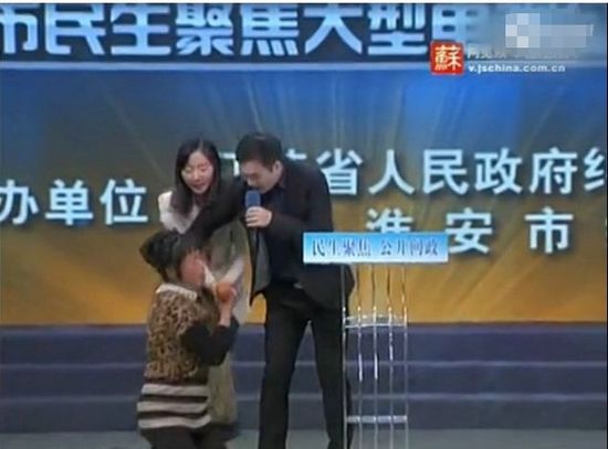 市民节目现场跪求环保局长治理水污染